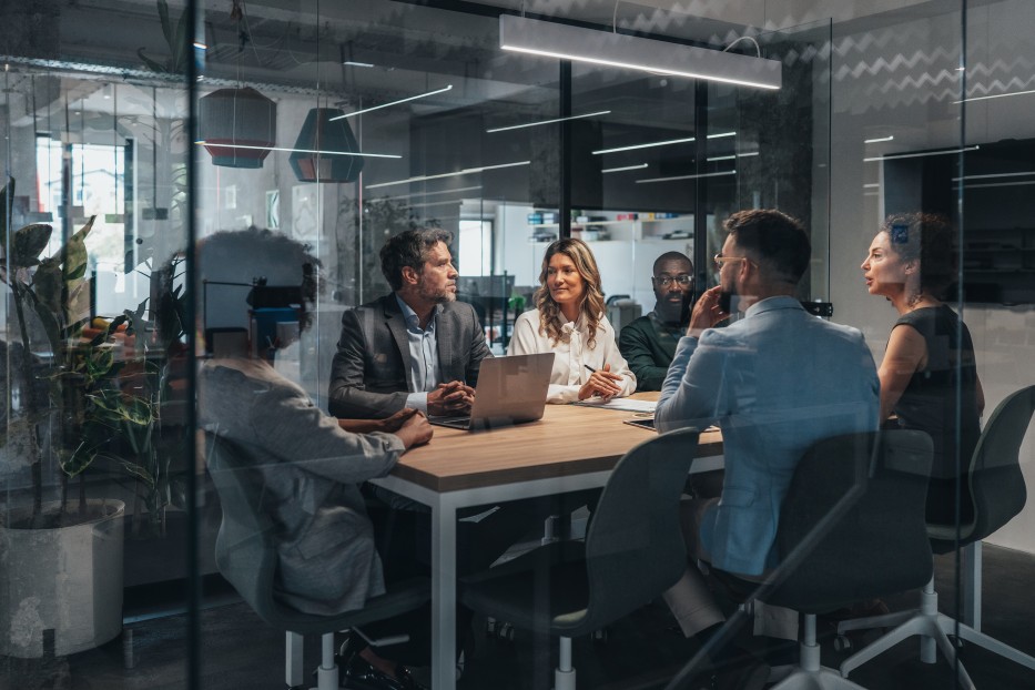 Team in a project management meeting during PRINCE2 training