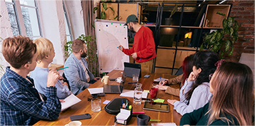 Manager mentoring apprentice during legal workplace training